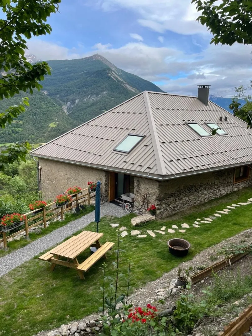 La ferme rénovée du Couleau et son jardin fleuri, face aux montagnes de la vallée de la Durance