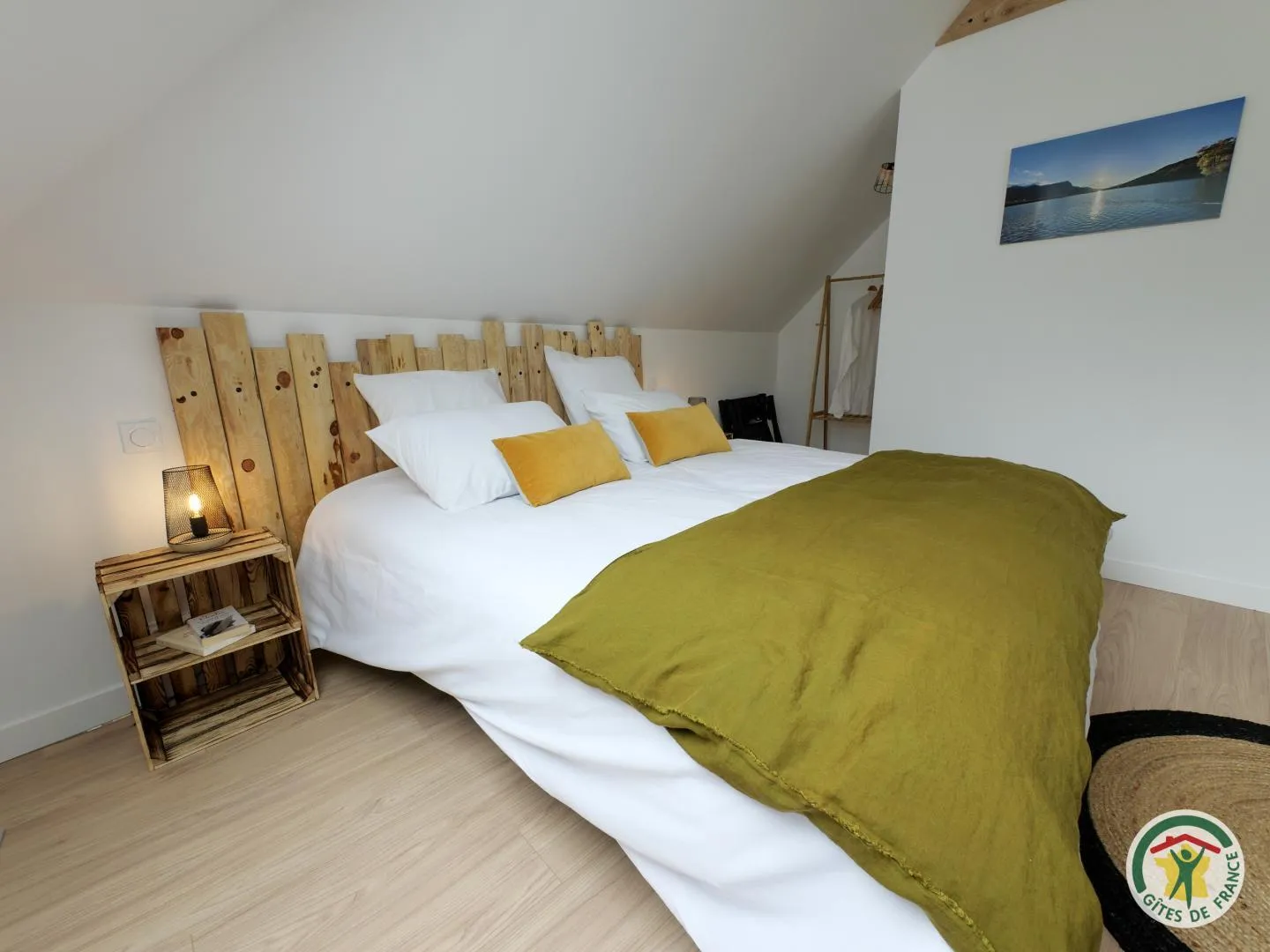 Le lit double de Pic du Clocher vu de près, avec sa tête de lit en planches brutes