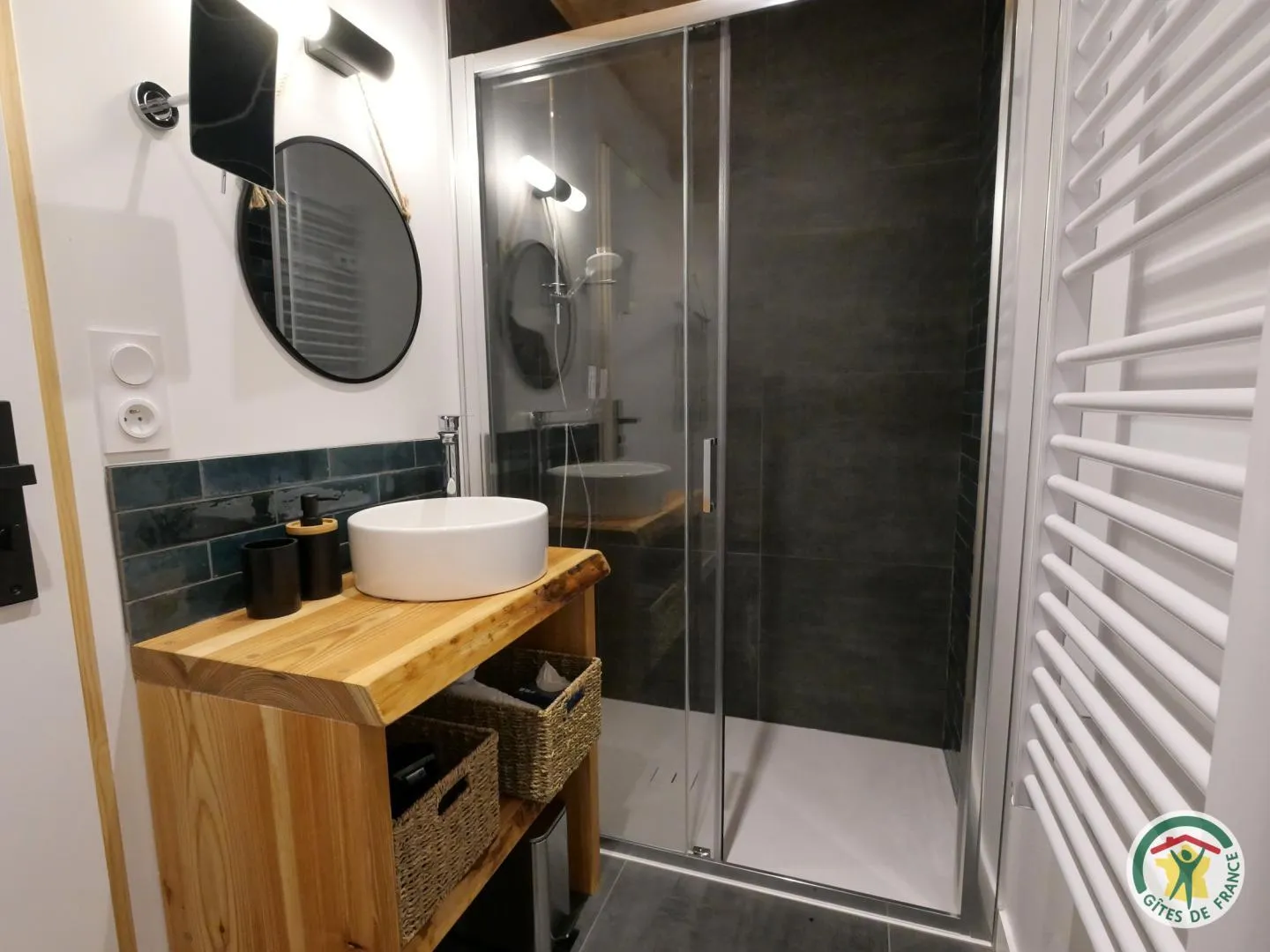 La salle de douche privative de Pic du Clocher, habillée de faïence bleu nuit
