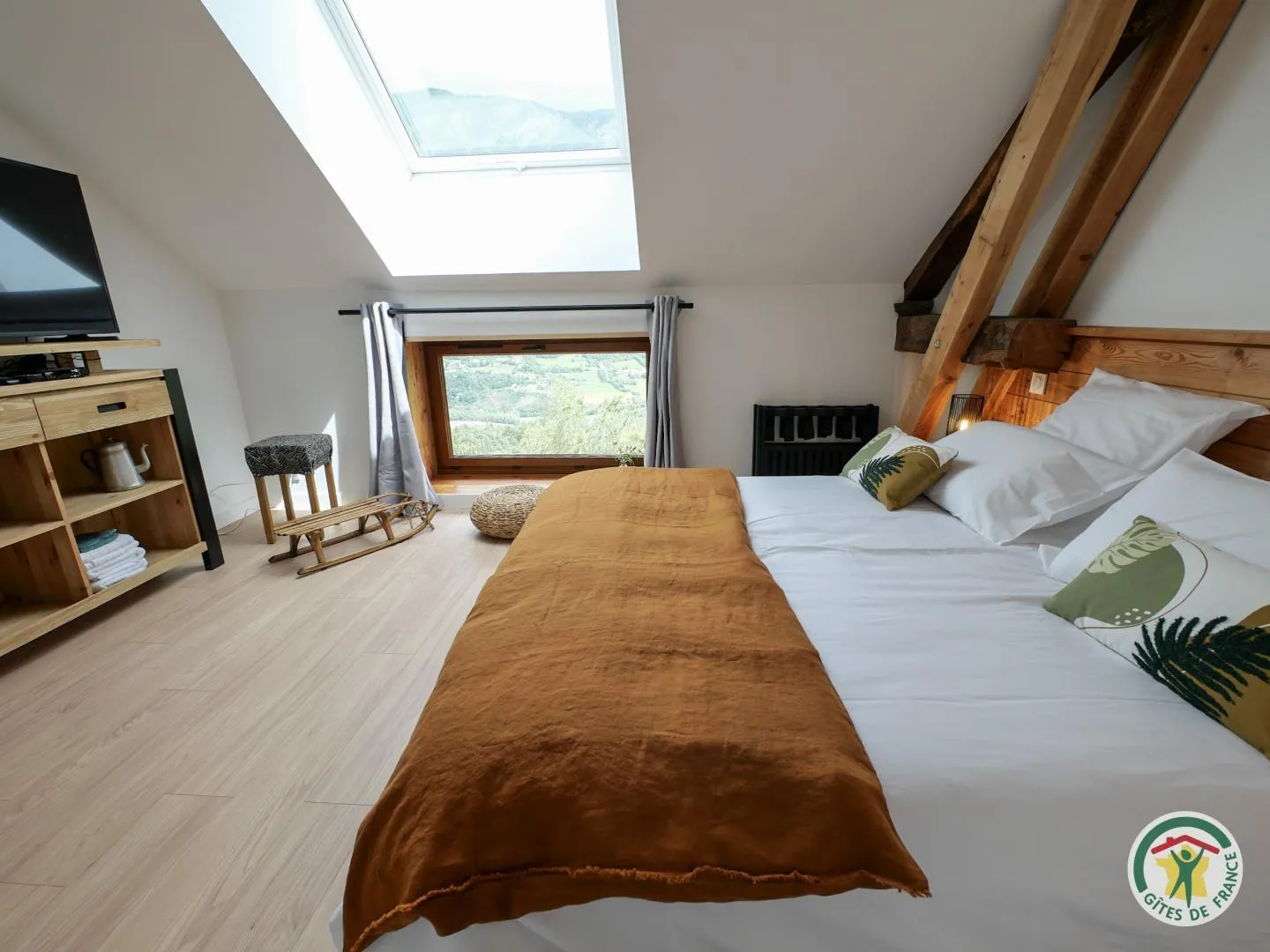 Le lit double de Pic Saint André et son velux ouvert sur les montagnes