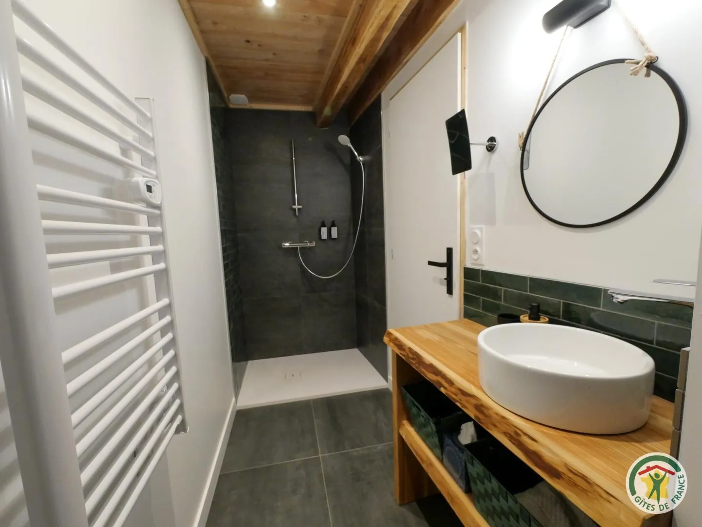 La salle de douche privative de Sous les étoiles, avec sa douche à l'italienne et sa faïence verte